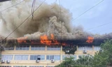 Cháy ngùn ngụt tại kho xưởng trên đường Trường Chinh
