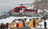Máy bay trực thăng cứu hộ hàng trăm người đang bị mắc kẹt tại đỉnh Everest