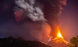 Núi lửa phun trào đỏ rực trời, hơn 3.000 người sơ tán