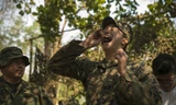 Lính Mỹ học cách ăn sống bọ cạp để tồn tại trong rừng 