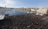 Tại Marseille (Pháp), hàng ngàn người diễu hành tưởng nhớ các nạn nhân của vụ thảm sát tòa báo Charlie Hebdo. 