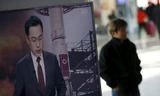Một người đi qua màn hình TV phát bản tin về vụ phóng tên lửa của Triều Tiên ở ga tàu Seoul, Hàn Quốc. Ảnh: Reuters