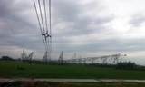 Cột điện cao thế đổ sập xuống cánh đồng. Ảnh: Nguyễn Kế