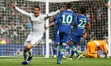 Ronaldo giúp Real bước qua "Bầy sói". Ảnh: AFP.