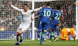 Ronaldo giúp Real bước qua "Bầy sói". Ảnh: AFP.