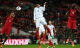 Smalling bật cao đánh đầu ghi bàn cho tuyển Anh. Ảnh: Reuters