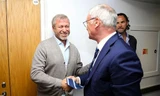 Nụ cười và cái bắt tay thân mật giữa Abramovich và Ranieri trong đường hầm sân Stamford Bridge. Ảnh: DM.