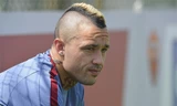 Nainggolan (áo bã trầu) là một ngôi sao sáng nữa dứt áo rời Serie A để tìm đến Ngoại hạng Anh. Ảnh: GDS.