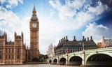 Tiếng chuông vang lên từ tháp đồng hồ Big Ben đã trở thành biểu tượng cho sự bình yên và vững chắc đối với người dân London (Anh). Ảnh: Getyourguide
