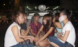 Gái mại dâm được thu gom, đưa về trụ sở công an xử phạt.