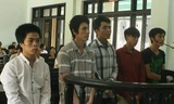 Nguyễn Viết Toại (thứ 2 từ trái sang) cùng nhóm nghi phạm tại tòa. Ảnh: Đắc Đức.