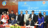 Bộ trưởng NN&PTNT Nguyễn Xuân Cương và Bộ trưởng Công Thương Trần Tuấn Anh ký kết “khơi thông” thị trường tiêu thụ nông sản.