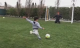 Ronaldo Jr. tung cú sút về phía khung thành do bố đang trấn giữ.