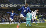 Lukaku ăn mừng bàn thắng đầu tiên vào lưới Chelsea. Ảnh: Reuters.