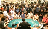 Bên trong một casino tại Campuchia, nhiều người đang tham gia sát phạt