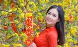 9X rực rỡ sắc xuân với áo dài đỏ