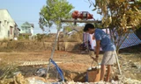 Người dân thuộc khu phố Phú Thịnh, phường Tân Phú, thị xã Đồng Xoài đào giếng để lấy nước dùng cho sinh hoạt.