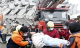 Lực lượng cứu hộ giải cứu một nạn nhân khỏi tòa nhà 17 tầng bị sập ở Đài Nam, Đài Loan. Ảnh: Reuters