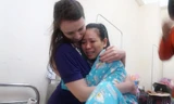 Chị Nga và bác sĩ Fiona ôm chặt lấy nhau khi gặp lại