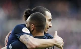 Ibrahimovic ăn mừng bàn mở tỷ số với cầu thủ kiến tạo Kurzawa. Ảnh: Reuters.