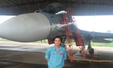 Anh Luân bên máy bay chiến đấu