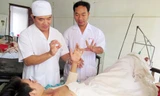 Nam bệnh nhân hồi phục, đang được các bác sĩ theo dõi và tập vật lý trị liệu. Ảnh: N.X