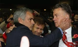 Mourinho vẫn nhận được sự đánh giá cao, dù vừa bị sa thải ở Chelsea. Trong khi đó, Van Gaal đang chịu áp lực rất lớn vì thứ bóng đá và kết quả nghèo nàn ở Man Utd.