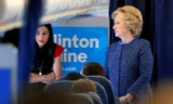 Bà Hillary Clinton trò chuyện cùng các thành viên trong chiến dịch tranh cử, trong đó có nữ trợ lý Huma Abedin, trên chuyên cơ tại White Plains, New York ngày 28/10.