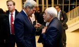 Ngoại trưởng Mỹ John F. Kerry (trái) gặp Ngoại trưởng Iran Mohammad Javad Zarif tại Vienna hôm 16/1 để công bố thực thi thỏa thuận hạt nhân. Ảnh: AP
