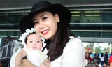 Hoa hậu Việt Nam 1992 Hà Kiều Anh về nước sau thời gian sinh con gái ở Mỹ. Trải qua chặng bay dài và bị hoãn so với dự kiến, hoa hậu vẫn rạng rỡ. Chị cười tươi, bế "công chúa nhỏ" trên tay khi thấy chồng mong ngóng mình ở sân bay. Bé gái tên Huỳnh Viann k