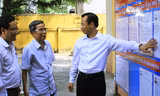 Bí thư Thành ủy Đà Nẵng Nguyễn Xuân Anh (bìa phải) đi kiểm tra công tác chuẩn bị bầu cử. Ảnh: Nguyễn Đông.