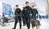Cảnh sát và chó nghiệp vụ tuần tra tại sân bay quốc tế Incheon hôm qua. Ảnh: Newsis
