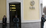 Cảnh sát bên ngoài văn phòng của ICBC tại Madird (Tây Ban Nha). Ảnh: Reuters