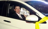 Anh nhân viên khoe biển số xe mới nhận. Ảnh: B.T