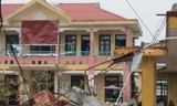 Lốc xoáy sau bão phá nát nhiều nhà dân