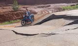 Hãi hùng cảnh người đi xe máy, đi bộ 'phi thân' qua đoạn đường nứt toác ở TP Bảo Lộc