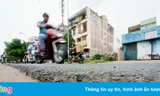 Một phường ở TP.HCM vá tạm đường xuống cấp do chủ đầu tư 'mất hút'