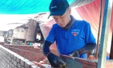 Thủ lĩnh 'biệt đội' thợ xây lan tỏa sống đẹp trên vùng biên giới Việt-Lào