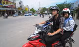 'Dân chơi' chạy xe ôm phục vụ sĩ tử miễn phí