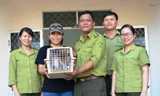 Người dân tự nguyện giao nộp cá thể động vật hoang dã quý hiểm cho Kiểm lâm tỉnh Bình Định.