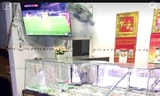 Kẻ gian tấn công 2 vợ chồng chủ tiệm vàng vào lúc trận bóng đá giữa U22 Việt Nam và U22 Singapore xảy ra.