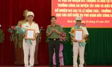 Giám đốc Công an tỉnh Bình Định trao quyết định của Bộ trưởng Bộ Công an cho Thượng tá Ngô Cự Vinh (thứ nhất bên trái sang) và Đại tá Lê Hồng Thái – Trưởng Phòng, Cục C05 - Bộ Công an. Ảnh: Công an cung cấp