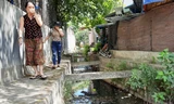 Người dân Tổ 5, KV5, phường Trần Quang Diệu sống cạnh mương thoát nước bị ô nhiễm. Ảnh: Trương Định