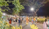 Đường hoa Phú Mỹ Hưng tấp nập người tham quan, bắt buộc đeo khẩu trang và khai báo y tế