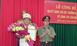 Đại tá Võ Hùng Minh trao quyết định và chúc mừng Thượng tá Võ Công Bình