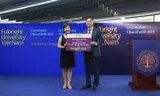 Ông Khúc Văn Họa, Phó Tổng giám đốc TPBank trao tặng học bổng cho trường Fulbright Việt Nam tại lễ khai giảng