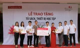 Tủ sách “Thêm con chữ, bớt đói nghèo” đến với tỉnh miền núi Hà Giang