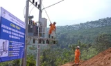 “Thần tốc" đưa điện lưới quốc gia về khu tái định cư Làng Nủ