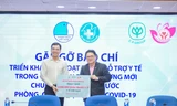 Ông Montri Suwanposri, tổng giám đốc C.P. Việt Nam (áo đen) trao tặng 4 triệu khẩu trang y tế
