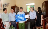 Ông Bùi Gia Anh, Tổng Thư ký Hiệp hội Bảo hiểm Việt Nam (thứ hai từ phải sang) trao hỗ trợ nhân đạo cho người dân ở tỉnh Hải Dương